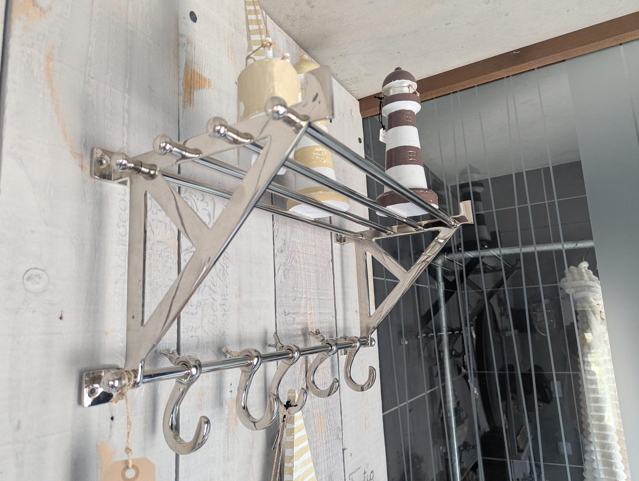 Garderobe – Chrom, ohne Dekoration